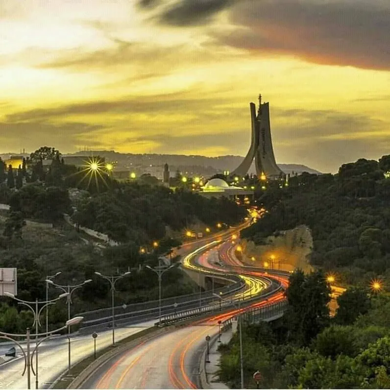 الجزائر العاصمة- مقام الشهيــد